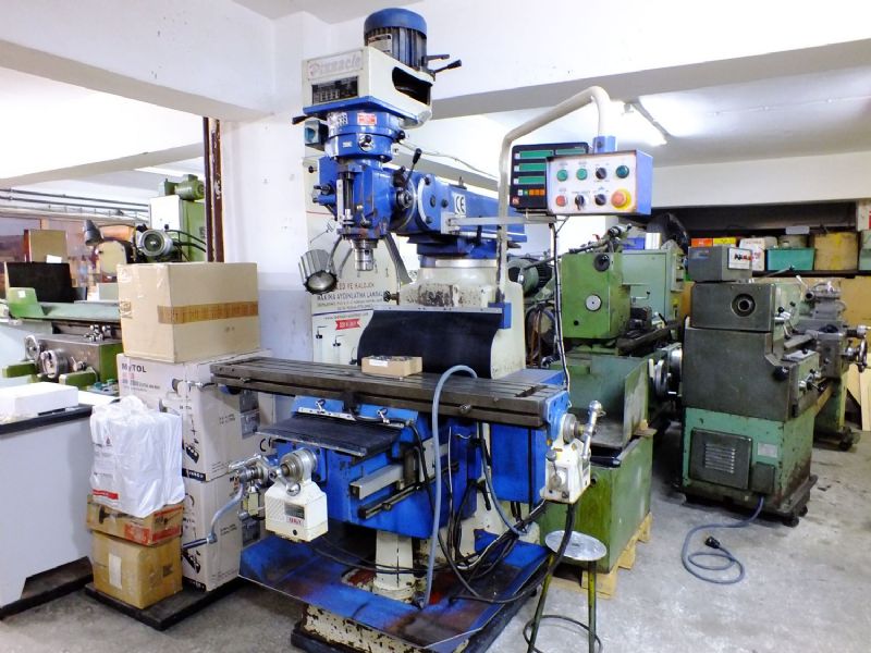 USED TAIWAN KNEE TYPE MILLING MACHINE WITH DRO
